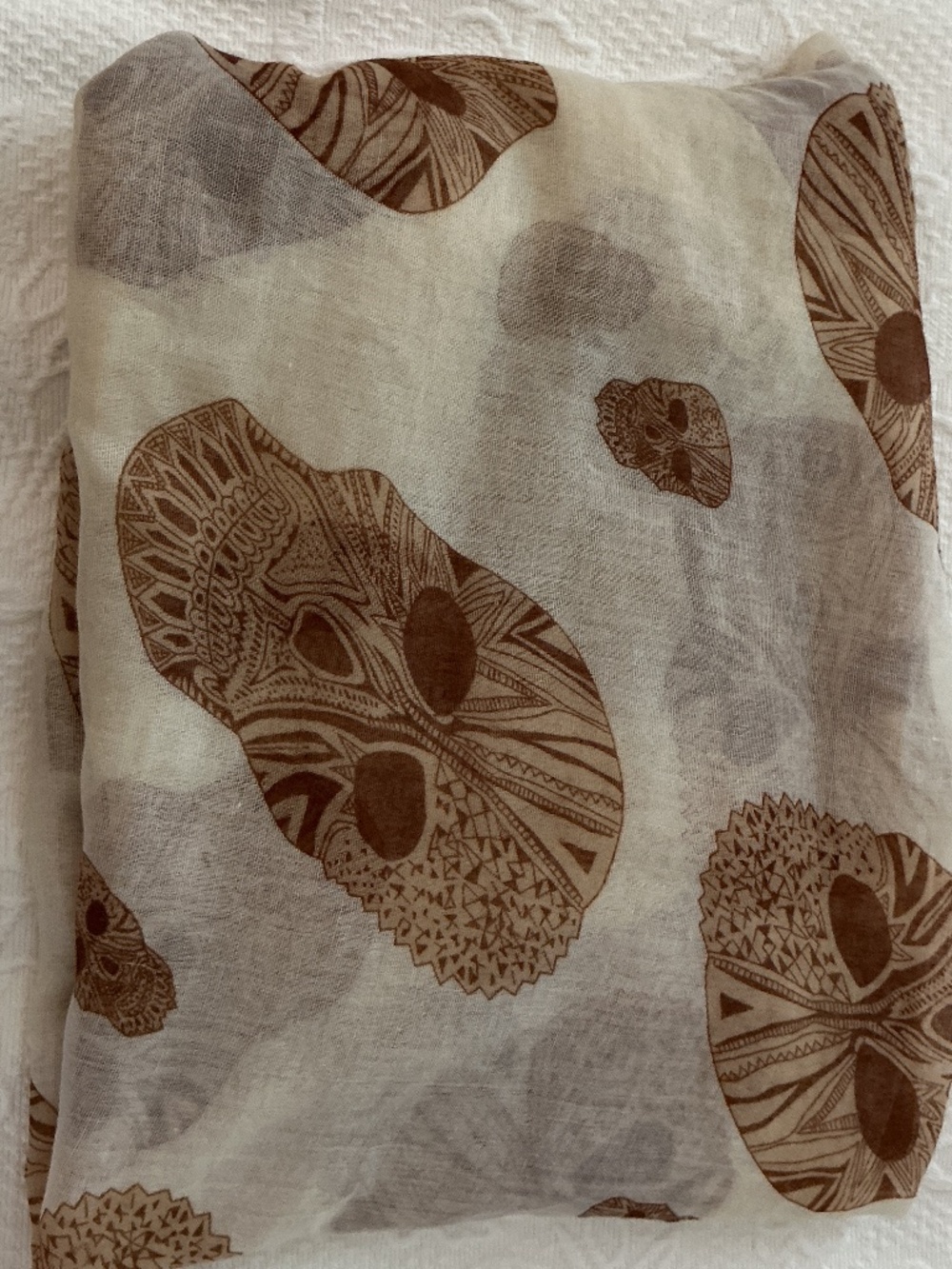 Neck scarf in beige with brown skulls